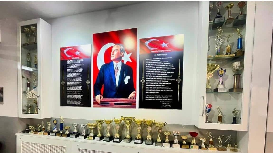 Atatürk Köşemizin yapımını üstlenen, bölgenizin kıymetli iş insanı Kazım PARLAK'a okulumuza kazandırdığı değer için çok teşekkür ederiz. 